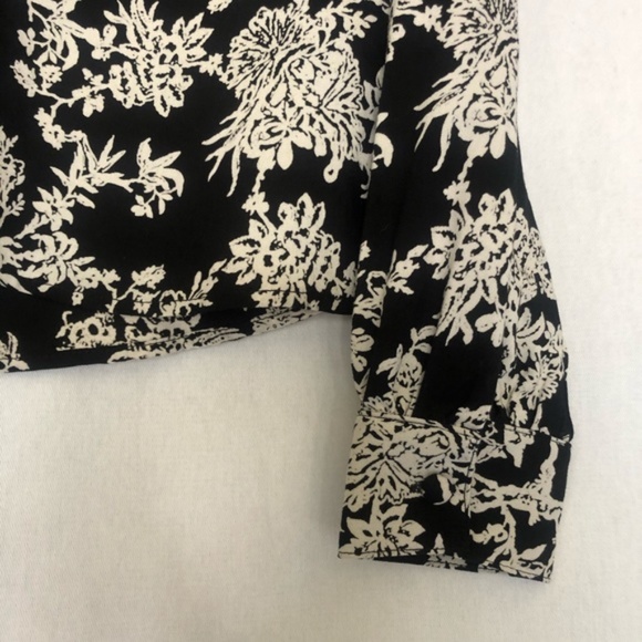 Flynn Skye Leah Keyhole Choker Neck Long Sleeve Blouse Black Floral size Small - Picture 9 of 13